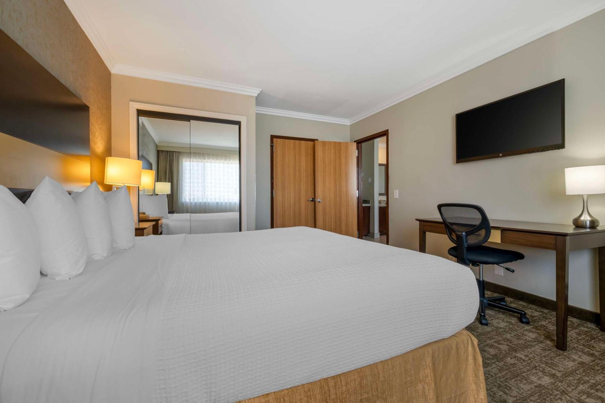Western Angeles Worldport Hotel 3*