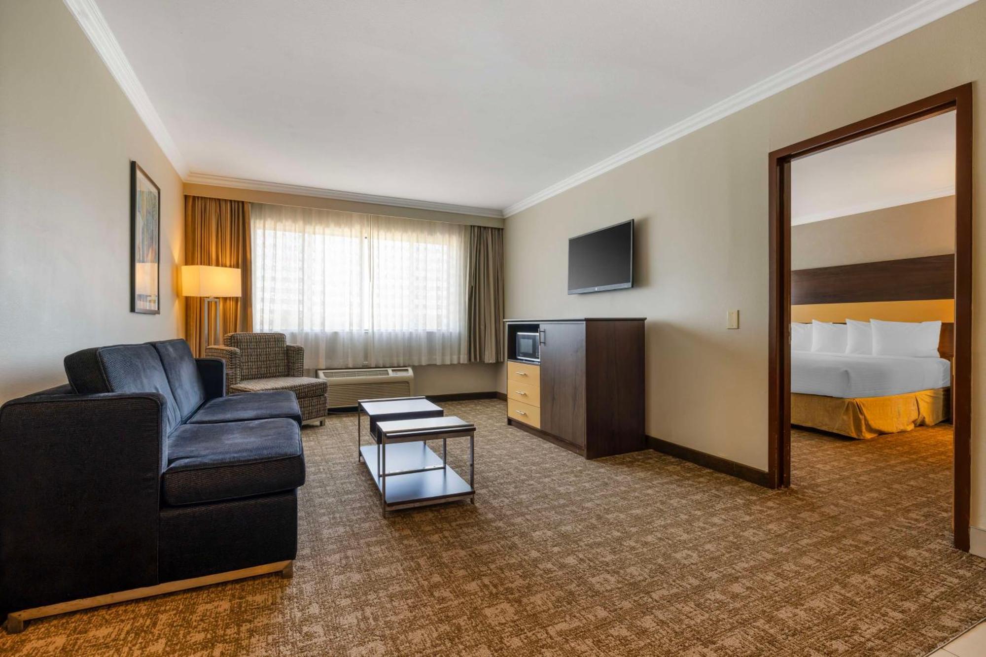 Western Angeles Worldport Hotel 3*